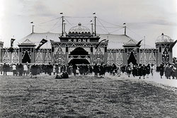 Prinkfassade des Krone-Bau um 1931